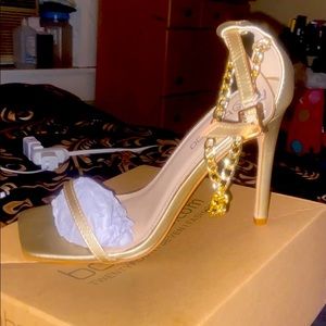Gold 5 inch heel with gold ankle chain size 8